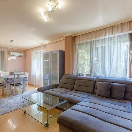 Apartment Sea Garden Flat With Private Parking
