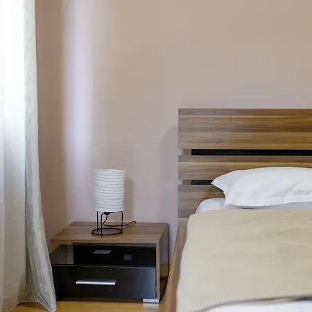 Sea Garden Flat With Private Parking Warna